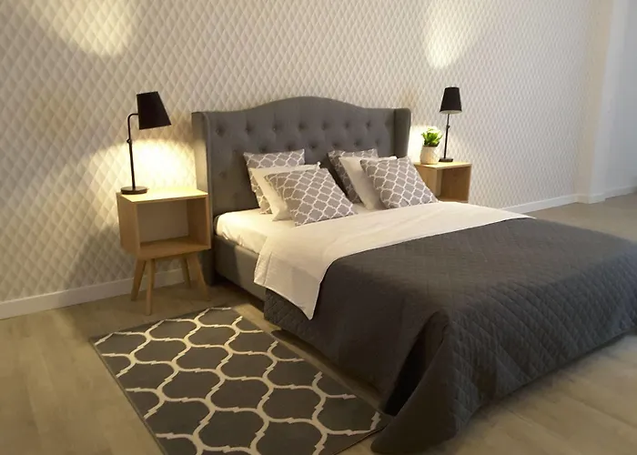 Blooms - Center By Friendly 3*